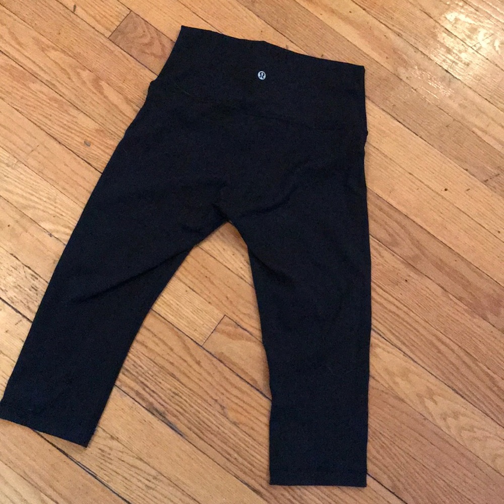 Lululemon Wunder Under cropped leggings.